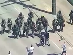 美国执法人员突袭加州南部农场 与抗议者对峙