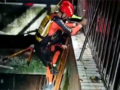 重庆：积水漫进屋内 消防救出两位老人