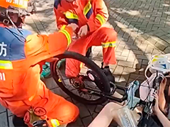 重庆：女孩脚卡自行车轮 消防员破拆救援