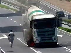 杭州：搅拌车轮胎突发自燃 洒水车秒变灭火车