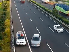 送医路上车辆突然“趴窝” 警车秒变救护车