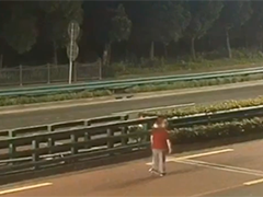 老人误入快速车道 警民联动暖心救助