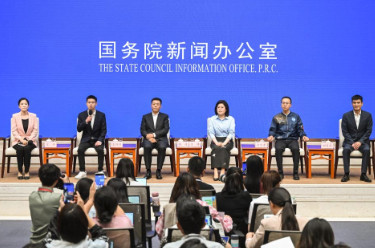 国务院新闻办举行“新征程上的奋斗者”中外记者见面会