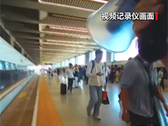 北京：眼看高铁关车门 乘客情急拍门被制止