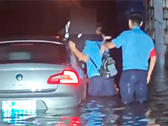山东淄博：轿车积水涵洞被困 民警徒步涉水救援