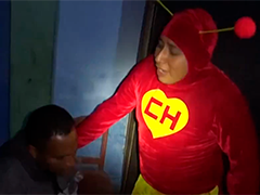 秘鲁警察扮“红衣小超人”突袭毒贩