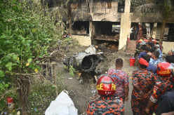 孟加拉国空军一教练机坠毁 至少19人死亡