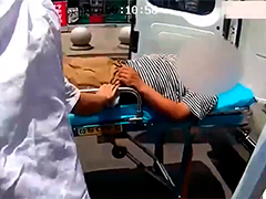 四川万源：男子突发疾病晕倒 警民合力救援