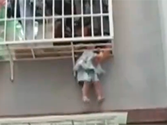 云南昭通：四岁女孩被卡防盗窗 关键时刻特警出手