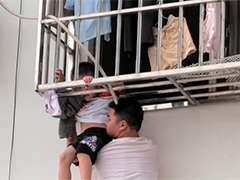 广西环江：男童头部被卡身体悬空 消防快速破网解救