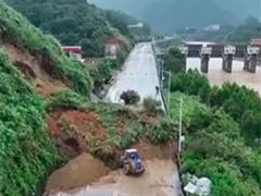 福建漳州 强降雨致山体滑坡 受阻路段已恢复通车