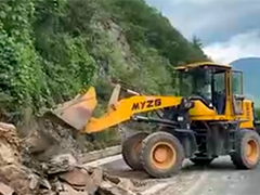 湖北 多地遭遇强降雨 局地严重积水