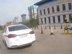 西安：儿童高烧求医 交警开道“争分夺秒”