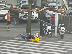 上海：外卖小哥中暑晕倒 民警火速伸出援手