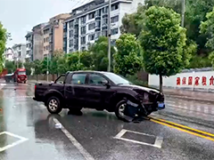 江西赣州：雨天路滑不减速 车辆失控酿事故