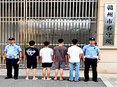 江西赣州：飙车追逐竞驶 警方坚决查处
