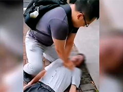 肇庆：男子小区门口倒地昏迷“背包侠”伸出援手