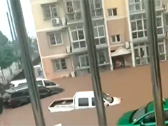 暴雨引发山洪 北京密云太师屯镇小区多辆车被冲走