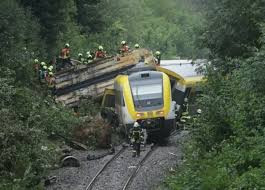 德国列车脱轨或因暴雨引发路堤滑坡