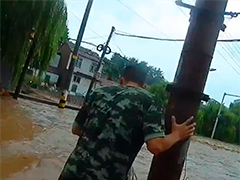 山东淄博：雨中多人被困 民警紧急救援