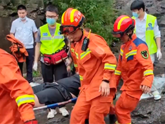 浙江慈溪：小伙雨天登山不慎滑落 “六人制”担架轮换运至山脚