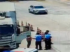 高温酷暑 民警紧急救护中暑司机