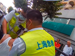 老人外出突发脑梗 民辅警暖心救助