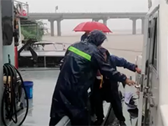 广东 强降雨致41条客渡航线停航 紧急转运人员