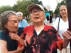上海静安八旬老伯体力不支 民警暖心护送回家
