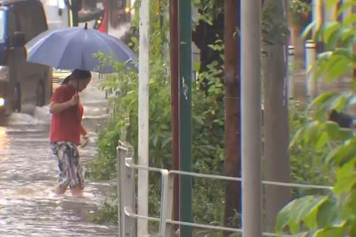 香港打破百余年8月单日降雨纪录 “黑雨”预警生效近12个小时 降雨量超355毫米