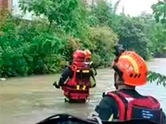 广东广州 花都暴雨内涝危急 消防连夜转移被困居民