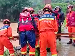 广东韶关 强降雨致村庄部分低洼处积水
