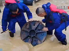 云南临沧遭遇强降雨 消防实施紧急救援