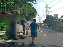 广东东莞：高速上小车被撞侧翻 目击者热心相助