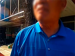高温天老人摔倒 民警出手助其回家