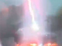行驶车辆遭闪电击中 雨天行车注意防雷