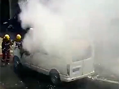 重庆高温天气货车起火 消防快速处置