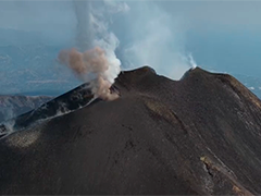 意大利埃特纳火山涌出熔岩流