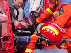 江苏泰州 雨天路滑开快车 司机被困驾驶室