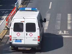 江西赣州：女子突发脑溢血 交警9分钟打通生命通道
