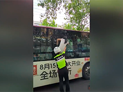 公交车门无法打开 被困乘客被民警“公主抱”下车