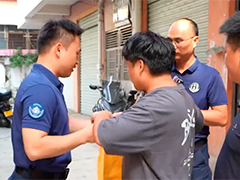 被困溶洞110小时被民警救出 获救潜水者上门送锦旗
