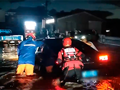 内蒙古赤峰：短时强降雨致人员车辆被困 消防紧急救援