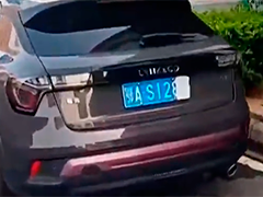 武汉：车主怕被拍 竟用唾液浸湿纸巾挡号牌