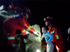 江西赣州：13人被困九连山 众人上演“深夜大救援”