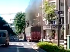 浙江杭州 路遇货车起火 四位公交驾驶员接力灭火