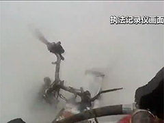 江苏南京：电动自行车自燃 警民联手扑救