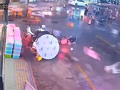 广西南宁：狂风暴雨掀飞桌椅 男子暖心护住幼儿