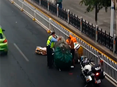 湖北襄阳：老人拖货误入车流 民警变身“板车夫”获赞