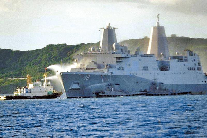 一艘美国军舰在日本冲绳附近海域起火